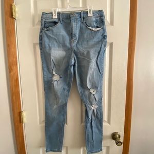 LIGHT WASH BLUE JEANS JUNIORS